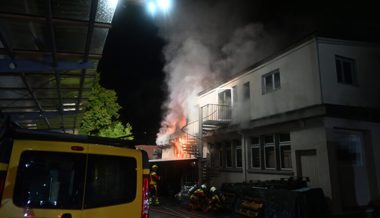 Zeugenaufruf nach Brand: 50 Feuerwehrleute brachten Feuer in Schreinerei unter Kontrolle