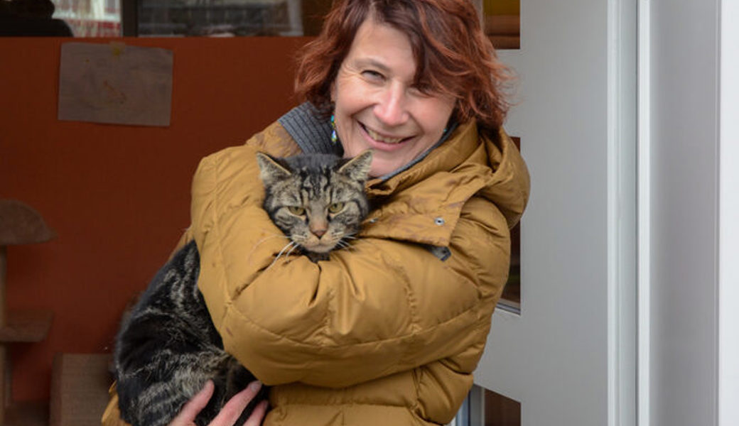  Ausserordentlich erfreut: Die Gamserin Beate Rhyner und die gerettete Katze Nera wenige Stunden vor der Rückgabe an den Besitzer. 