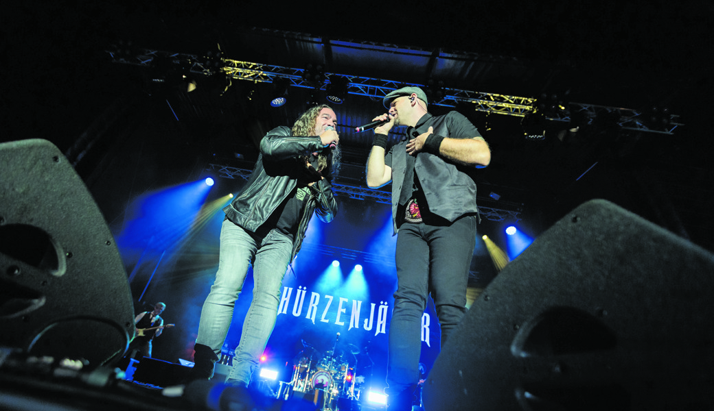 Thomas Graf von Megawatt und Ofi, Sänger der Schürzenjäger, gemeinsam auf der Bühne am Open Air Finkenberg, um gemeinsam die Premiere von «Hoamatgfühl» zu präsentieren.