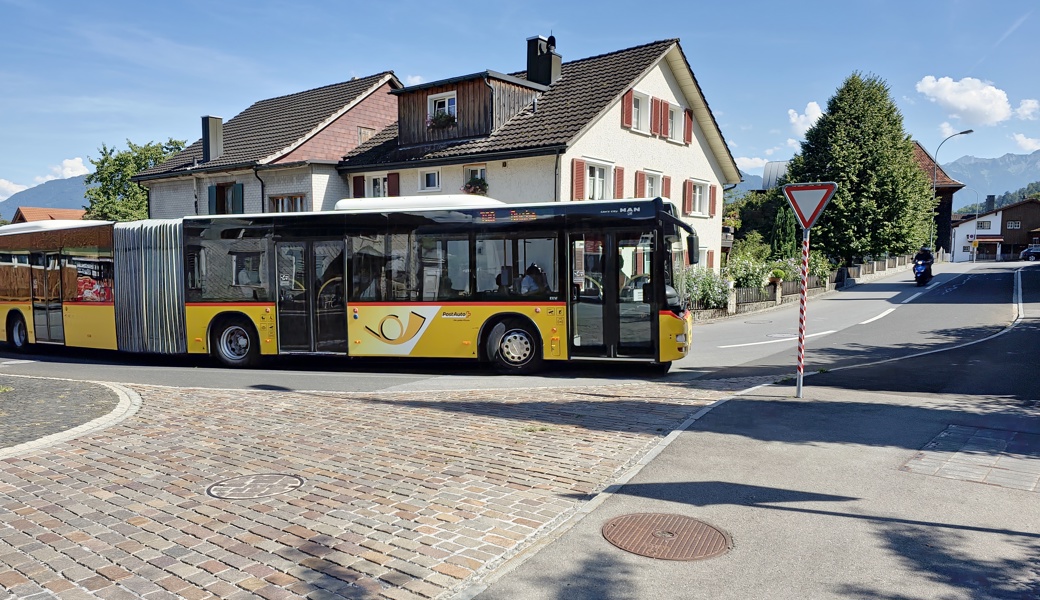 Postauto-Gelenkbus in der Verzweigung Hochhausstrasse – Spitalstrasse. Geht es nach vielen Anwohnerinnen und Anwohnern, soll hier künftig nur noch ein wesentlich kleinerer Ortsbus fahren.
