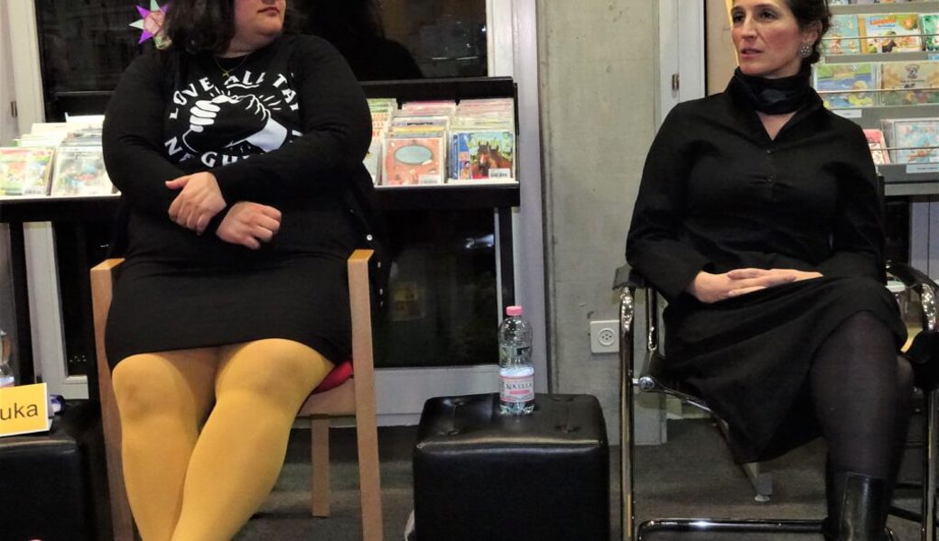  Dahbia Boukadoum und Ljuljja Jusenovic (von links) teilen ihre Erfahrungen mit Rassismus im Alltag. 