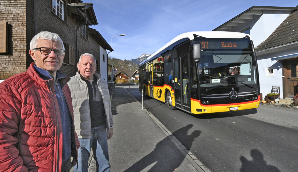 Tony Hehli und Andreas Hilty sind froh, dass auf der Spitalstrasse heute solche Elektro-Postautos fahren. Die früheren Doppelstock-Postautos und Gelenkbusse waren wesentlich grösser und schwerer. Lärm und Erschütterungen wurden mit der Umstellung spürbar reduziert.