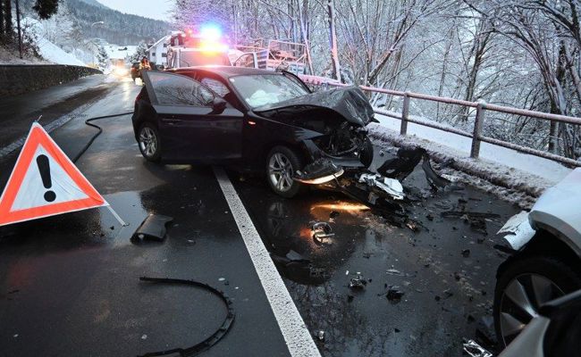 Frontalkollision in einer Rechtskurve