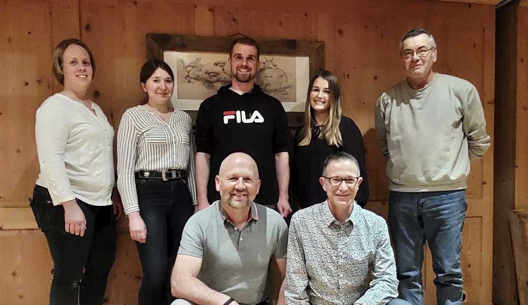 Der neue Vorstand mit den beiden Revisoren des Kleintiervereins Buchs: Präsident Edgar Benz (vorne links), Revisor Willi Näscher (vorne rechts), Aktuarin Marion Hardegger (hinten von links), Beisitzerin Lara Keller, Kaninchen-Obmann Marco Kobler, Kassierin Elena Benz, Revisor Marco Voneschen. 