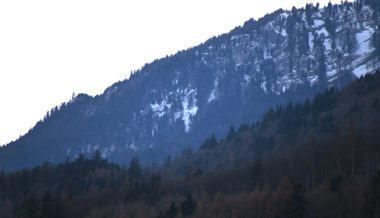 An der Werdenberger Bergkette ist in diesen Wintertagen ein Kreuz aus Schnee zu sehen