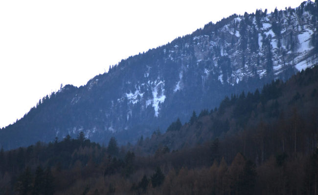 An der Werdenberger Bergkette ist in diesen Wintertagen ein Kreuz aus Schnee zu sehen