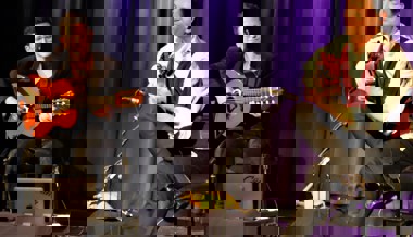 Ein musikalisches Feuerwerk mit Gitarren im Werdenberger Kleintheater Fabriggli