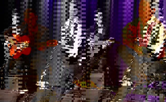 Ein musikalisches Feuerwerk mit Gitarren im Werdenberger Kleintheater Fabriggli