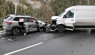 Auf Gegenfahrbahn geraten und verunfallt: drei Verletzte