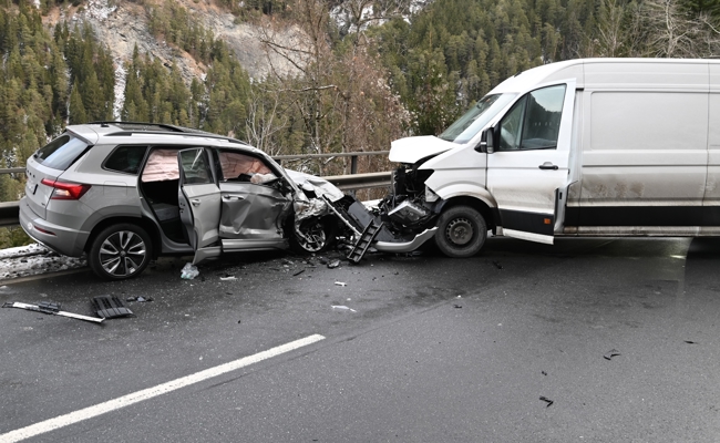 Auf Gegenfahrbahn geraten und verunfallt: drei Verletzte