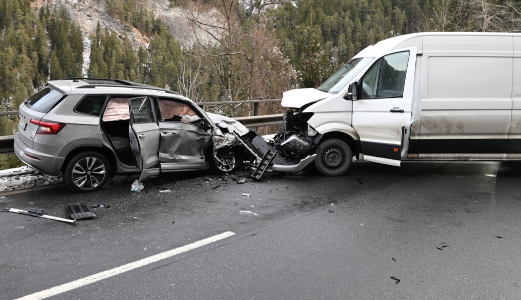 Auf Gegenfahrbahn geraten und verunfallt: drei Verletzte