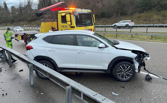 Langer Stau nach Selbstunfall und Auffahrkollision auf Autobahn