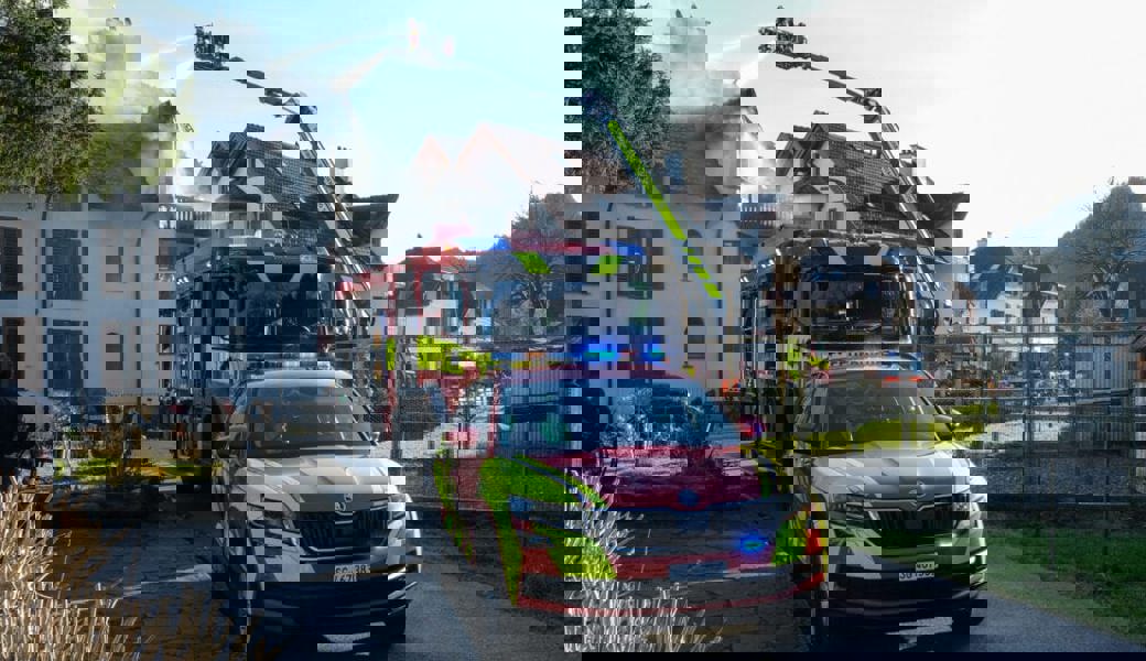  Die Feuerwehr Werdenberg Süd im Einsatz beim Brand in einem Mehrfamilienhaus an der Bastrasse in Rans. Bilder: Heini Schwendener