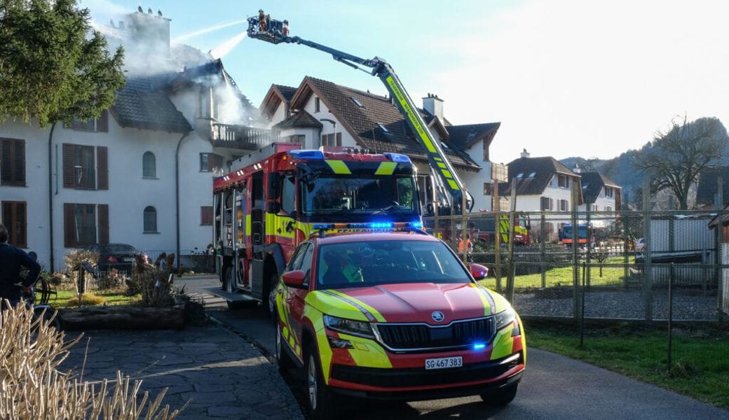  Die Feuerwehr Werdenberg Süd im Einsatz beim Brand in einem Mehrfamilienhaus an der Bastrasse in Rans. Bilder: Heini Schwendener