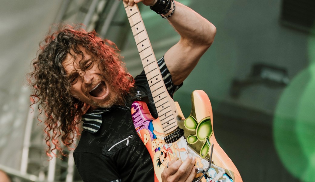 Dennis Mungo wird am 18. März als Megawatt-Gitarrist mit der Band auf der Bühne stehen. 