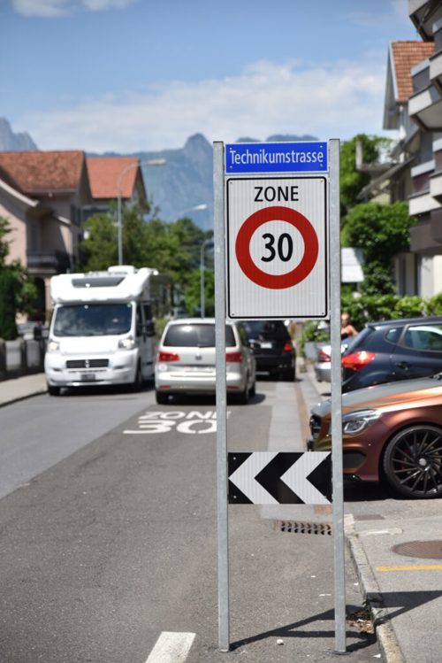  In Buchs gilt bereits in vielen Quartieren Höchstgeschwindigkeit 30. Vielerorts signalisieren solche Stelen das Eingangstor zu den Tempo-30-Zonen. 