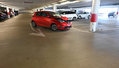 61-jährige Autofahrerin verletzte sich bei Kollision mit Betonstützpfeiler