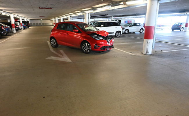 61-jährige Autofahrerin verletzte sich bei Kollision mit Betonstützpfeiler