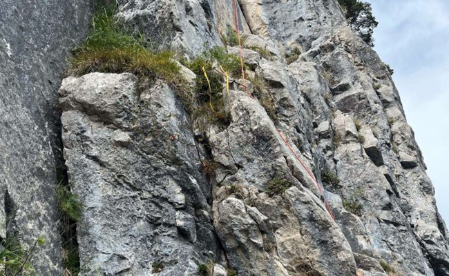 55-jähriger Mann ist beim Klettern von Stein getroffen und schwer verletzt worden