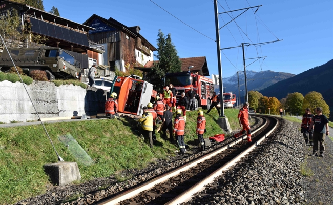 Motorkarren kippt fast auf Bahngeleise – Fahrer wird eingeklemmt