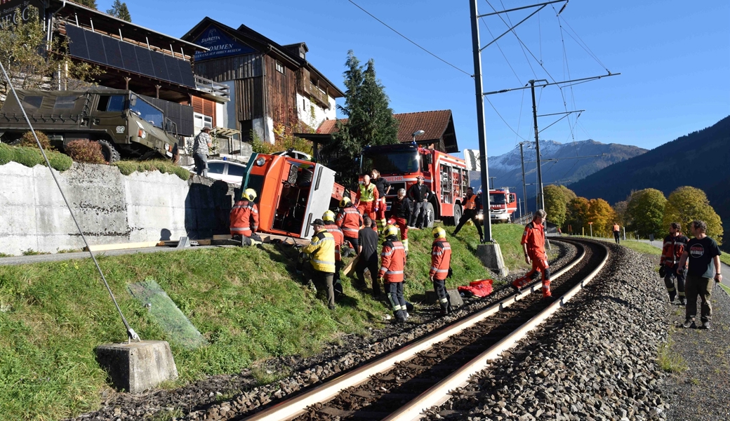 Motorkarren kippt fast auf Bahngeleise – Fahrer wird eingeklemmt
