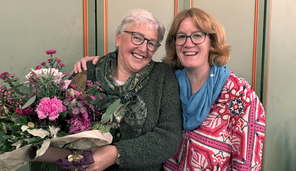 Blumen für die langjährige Hüttenwirtin Anna Heeb (links) gab es von Präsidentin Janine Dietsche.
