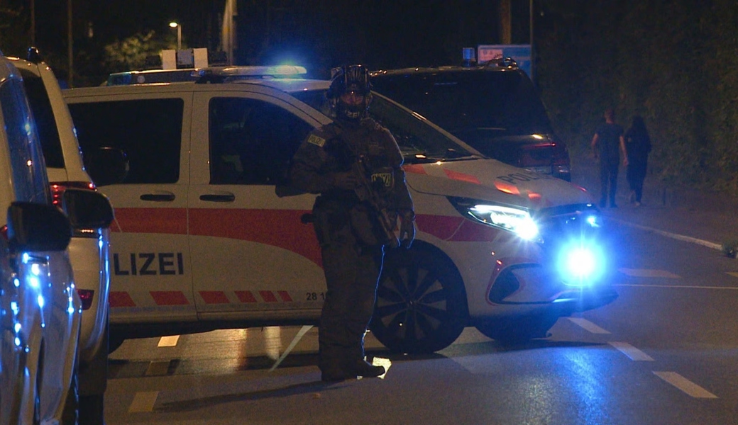 Ein schwer bewaffneter Polizist im Einsatz.