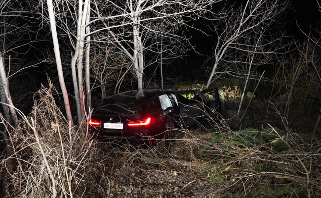 Auto überschlägt sich und rollt das Rheinbord hinunter