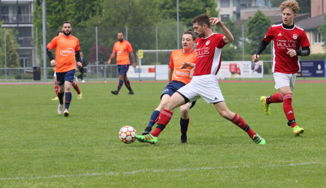  Kein Durchkommen: Weit vor dem gegnerischen Strafraum endeten bereits die Trübbächler Angriffe. 