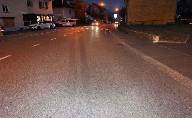 Frau auf Zebrastreifen von Auto angefahren