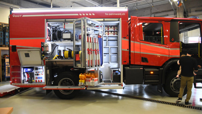 Der neue Rüstwagen ist mit allem nötigen Material zweckmässig ausgestattet. Der neue Rüstwagen ist mit allem nötigen Material zweckmässig ausgestattet.