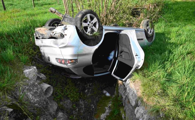 Auf dem Dach gelandet: Nach einem Unfall in startet die Polizei einen Zeugenaufruf