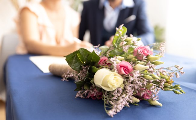 Männer nehmen selten den Nachnamen der Ehefrau an