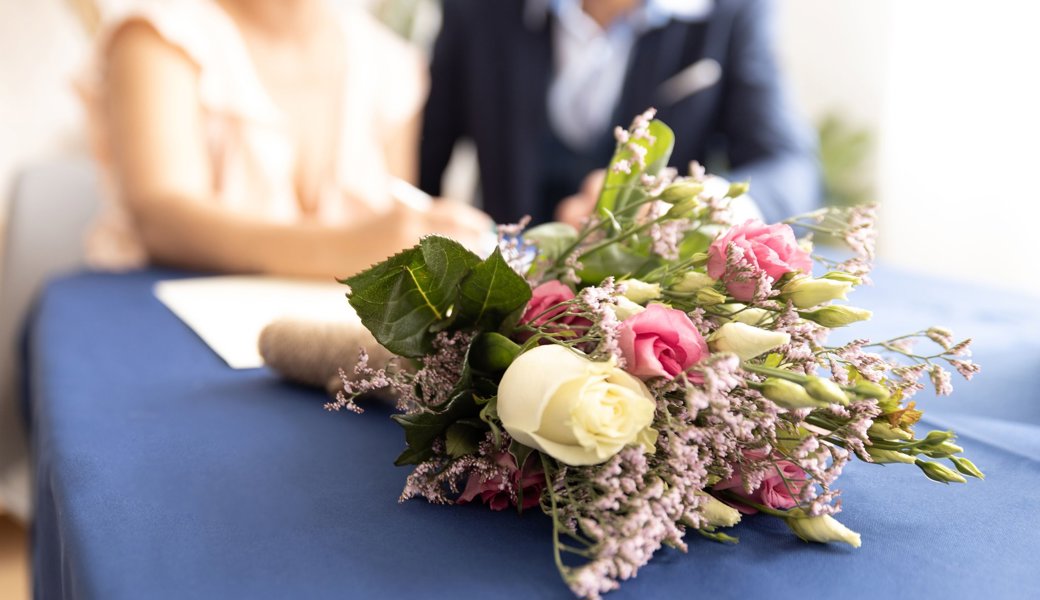 Männer nehmen selten den Nachnamen der Ehefrau an