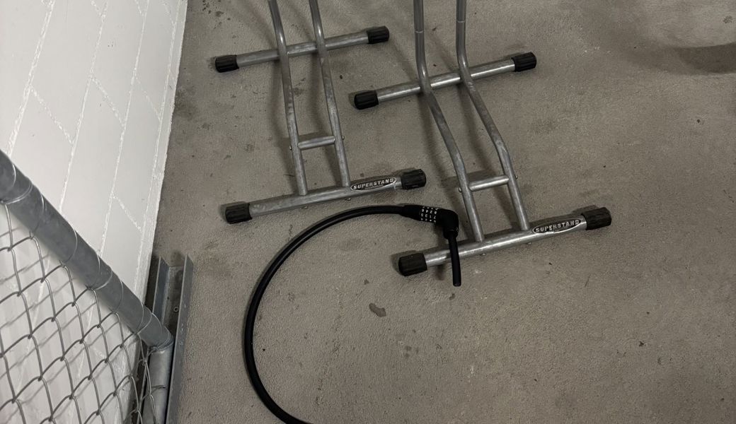 Aufgeschnittenes Fahrradschloss in einem Kellerraum.
