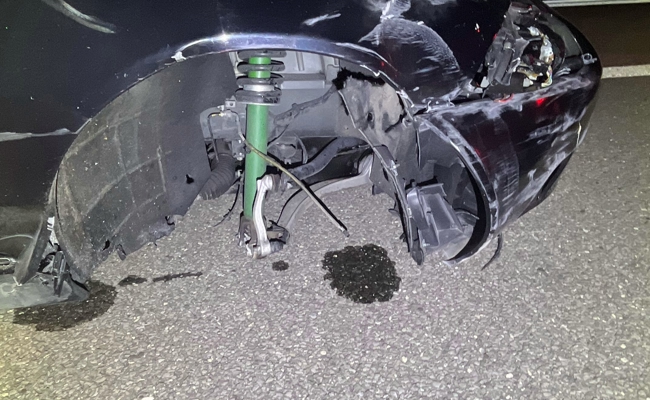 Polizei stoppt auf der Autobahn ein Auto auf drei Rädern