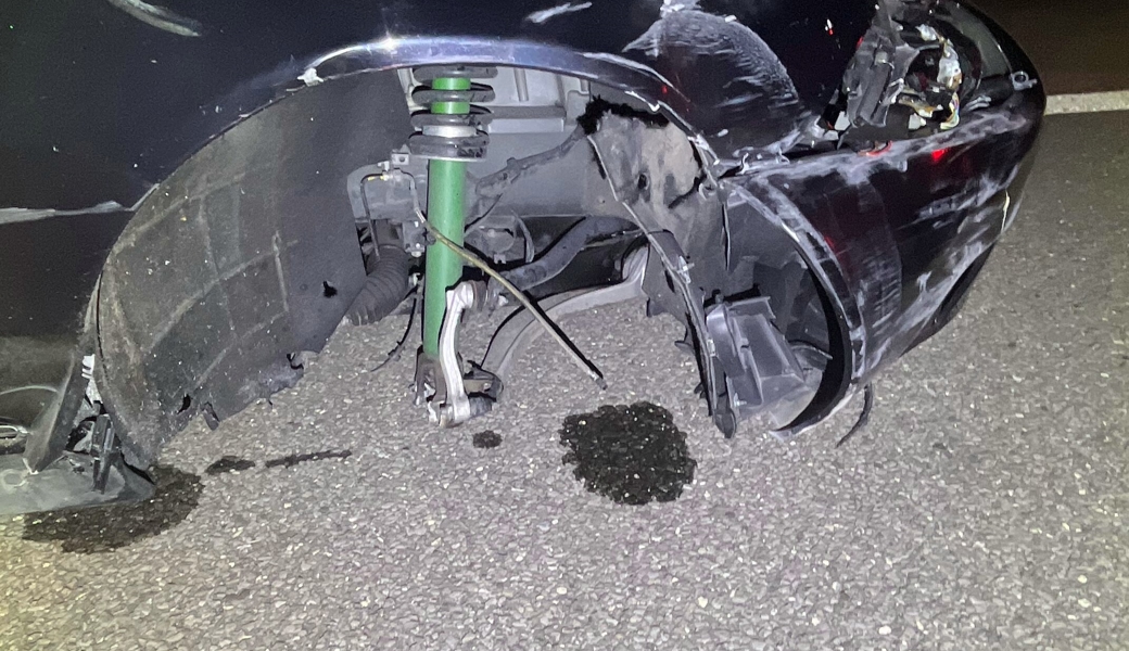 Nach einem Zusammenprall mit der Leitplanke auf der Autobahn A3 verlor das Auto ein Rad.
