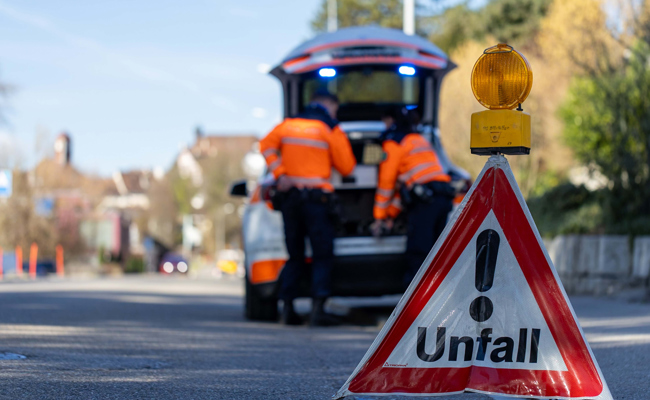 Ohne Führerausweis und nicht eingelöst: Auto kracht in E-Bike