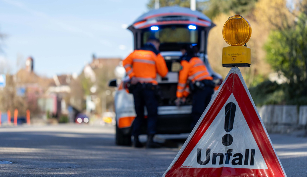 Ohne Führerausweis und nicht eingelöst: Auto kracht in E-Bike