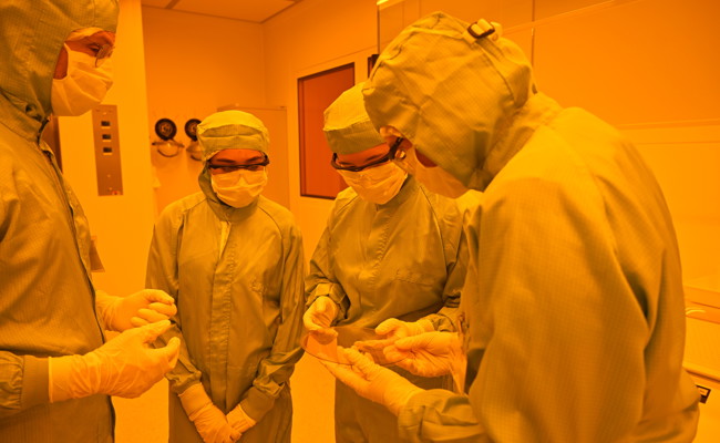 Klitzekleines von grosser Bedeutung: Junge Forscherinnen entdecken die Mikrotechnik