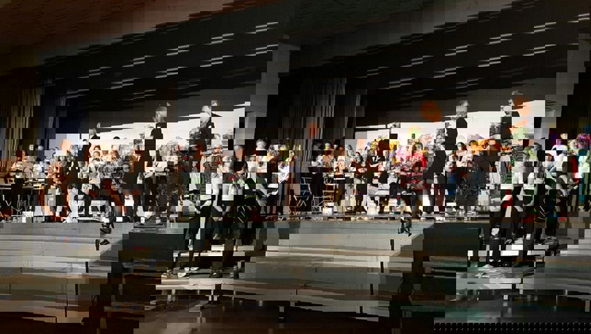  Grosses Finale: Nach dem geglückten Auftritt des Chors und der Schauspielerinnen und Schauspieler werden Blumen verteilt. 