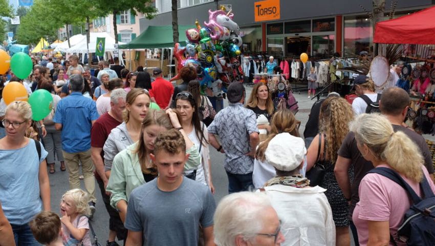 27. August: Das Buchserfest in seiner 38. Auflage vereint einmal mehr Tausende von Menschen aus Nah und Fern für unbeschwerte Stunden im Buchser Zentrum. 27. August: Das Buchserfest in seiner 38. Auflage vereint einmal mehr Tausende von Menschen aus Nah und Fern für unbeschwerte Stunden im Buchser Zentrum.