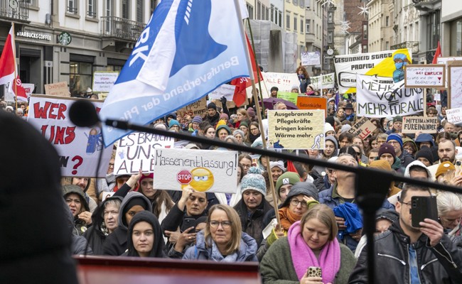 «Wir sind sowieso schon am Limit» – 3000 Menschen demonstrieren gegen Massenentlassung in Spitälern