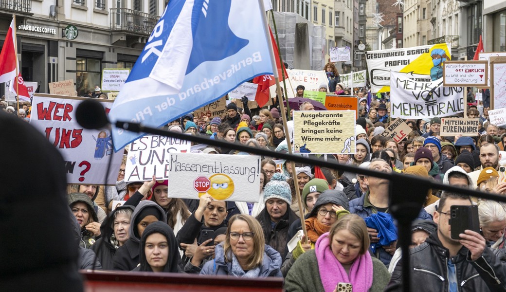 «Wir sind sowieso schon am Limit» – 3000 Menschen demonstrieren gegen Massenentlassung in Spitälern