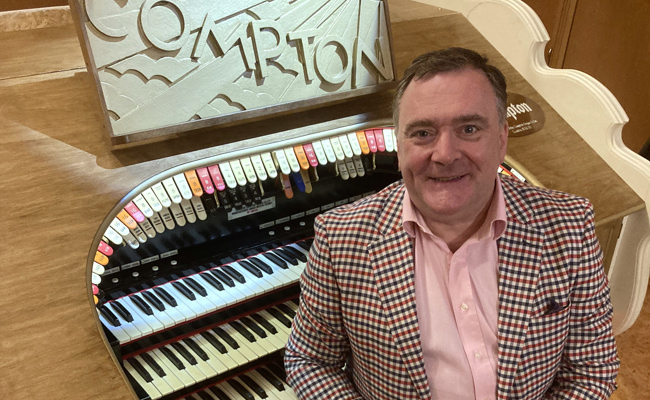 Metropolitaner Sound und Stummfilm-Magie: Ein Stargast an den Tasten der Compton-Orgel