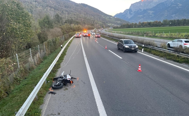 Motorradfahrer fährt von hinten in Lastwagen – Zeugenaufruf
