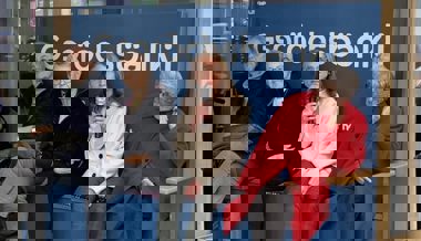 Stadträtin Petra Näf nahm zum Saisonstart auf dem Gspröchsbänkli Platz