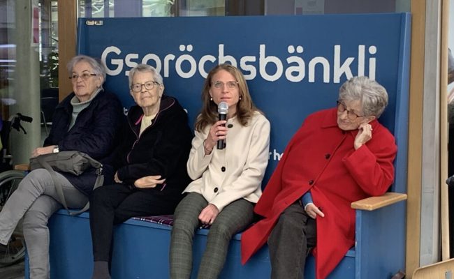 Stadträtin Petra Näf nahm zum Saisonstart auf dem Gspröchsbänkli Platz