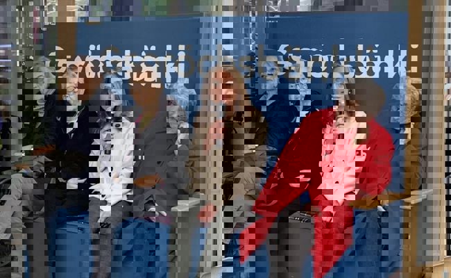 Stadträtin Petra Näf nahm zum Saisonstart auf dem Gspröchsbänkli Platz