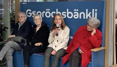 Stadträtin Petra Näf nahm zum Saisonstart auf dem Gspröchsbänkli Platz